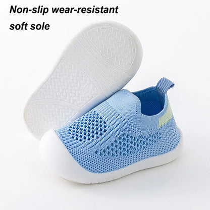 Cómodas zapatillas infantiles unisex antideslizantes.